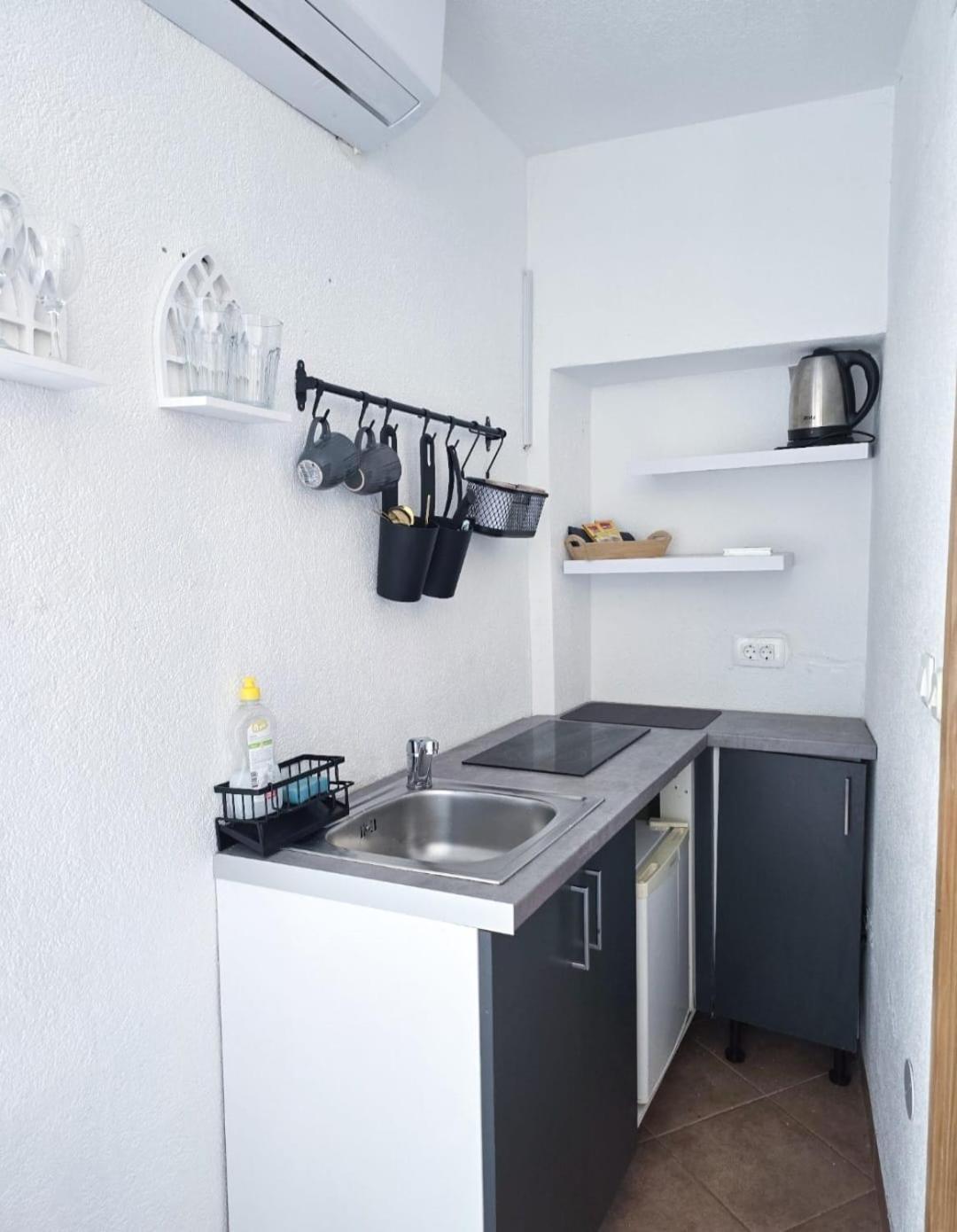 Private Bedroom With Bathroom Baska Voda Bagian luar foto