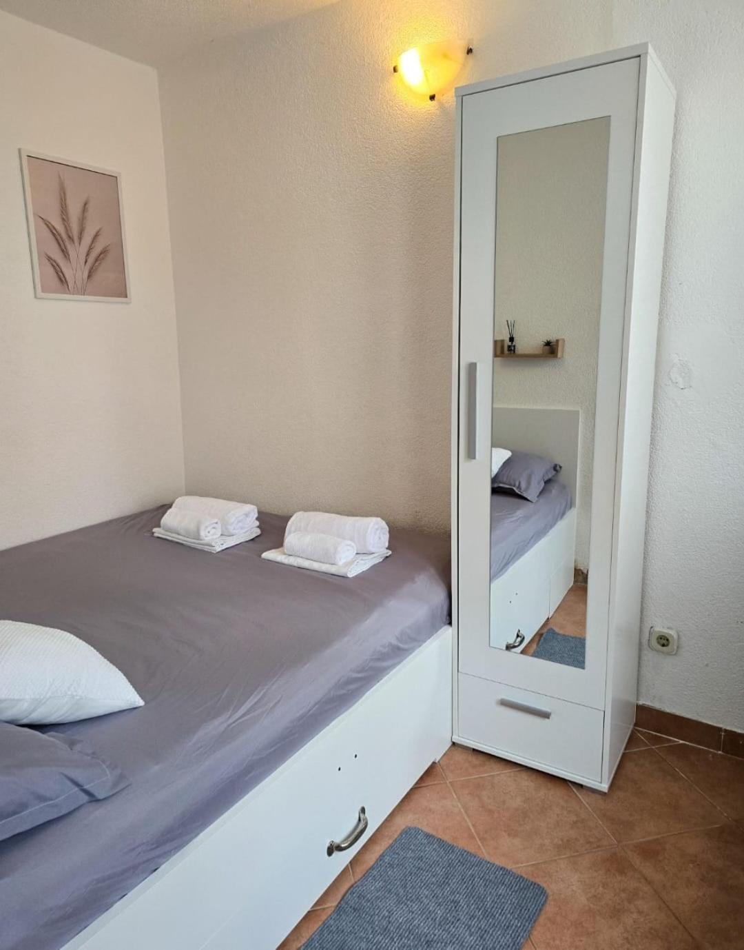 Private Bedroom With Bathroom Baska Voda Bagian luar foto