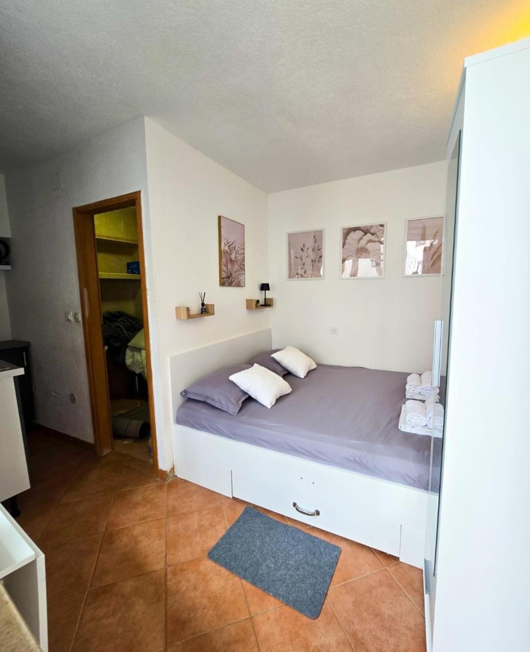 Private Bedroom With Bathroom Baska Voda Bagian luar foto