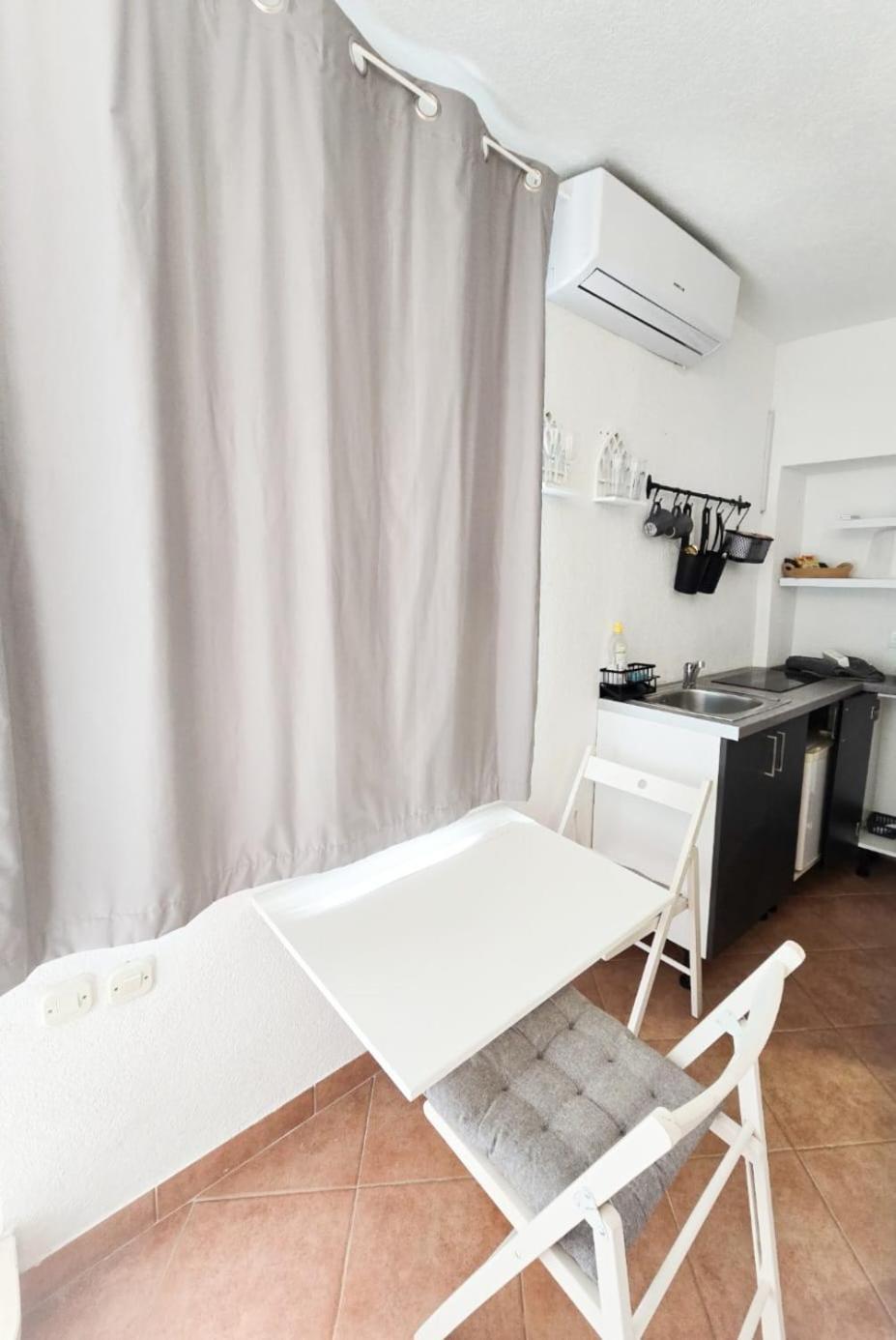 Private Bedroom With Bathroom Baska Voda Bagian luar foto